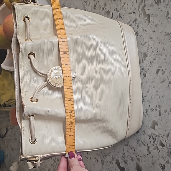 Valentino Garavani Elegant Cream Bucket Bag - Picture 13 of 13